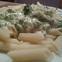 Makaron z kurczakiem i sosem brokułowo-serowo-śmietanowym