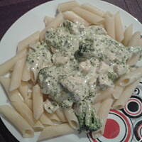 Makaron z kurczakiem i sosem brokułowo-serowo-śmietanowym