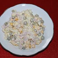 sałatka z szynką i ananasem