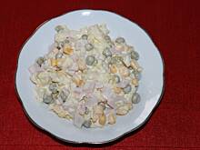 Fot. ktosik, sałatka z szynką i ananasem