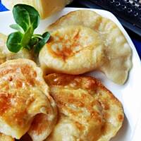 Pierogi z ziemniakami i żółtym serem