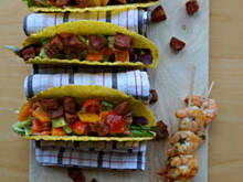 Fot. kasia_sach, Tacos z salsą z pomidorów, awokado i papryki serwowane z chorizo i grillowanymi krewetkami