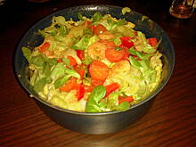 Fot. marluc, sałata z krewetkami i chilli