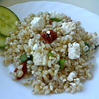 Sałatka z pęczakiem, wędzonym twarogiem i suszonymi pomidorami