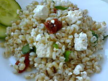 Fot. małpiatka, Sałatka z pęczakiem, wędzonym twarogiem i suszonymi pomidorami