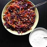 Coleslaw z czerwonej kapusty