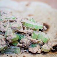 Sałatka z selera naciowego i tuńczyka w kebabowym cieście