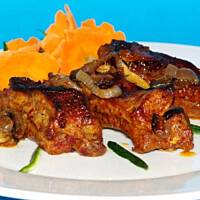 Żeberka z pieczarkami i cebulą