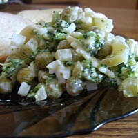 Zielona sałatka z brokułem i spółką