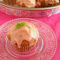 Muffinki miodowe z konfiturą i różowym lukrem