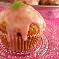 Muffinki miodowe z konfiturą i różowym lukrem