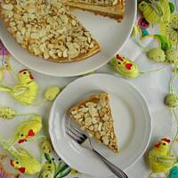 Sernik z białą czekoladą, kajmakiem i prażonymi migdałami