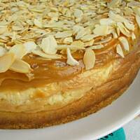 Sernik z białą czekoladą, kajmakiem i prażonymi migdałami