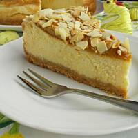 Sernik z białą czekoladą, kajmakiem i prażonymi migdałami