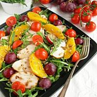 Sałatka z wędzoną piersią kurczaka, pomarańczą i rukolą