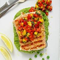 Grillowany łosoś na puree z zielonego groszku z salsą z mango