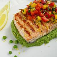 Grillowany łosoś na puree z zielonego groszku z salsą z mango