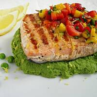 Grillowany łosoś na puree z zielonego groszku z salsą z mango