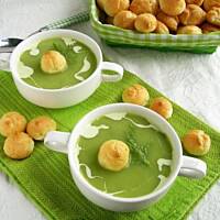 Krem z zielonego groszku z rukolą i domowym groszkiem ptysiowym