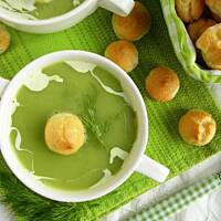 Krem z zielonego groszku z rukolą i domowym groszkiem ptysiowym