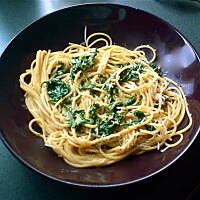 Spaghetti z sosem szpinakowo-serowym