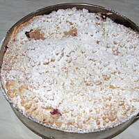 Ciasto drożdżowe z twarożkiem, truskawkami i kruszonką