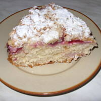 Ciasto drożdżowe z twarożkiem, truskawkami i kruszonką