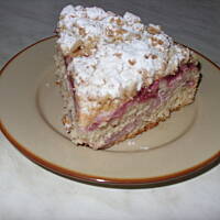 Ciasto drożdżowe z twarożkiem, truskawkami i kruszonką