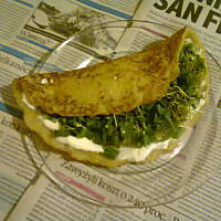 placek ziemniaczany ze śmietaną i zieleniną