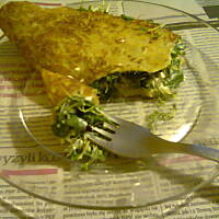 placek ziemniaczany ze śmietaną i zieleniną