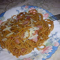 spaghetti z pesto i szynką