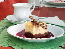 Fot. Mama - Różyczki, Sernik waniliowo - kakaowy z polewą malinową