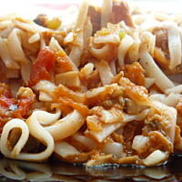 tuńczyk w warzywnym sosie