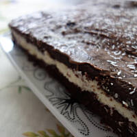 Ciasto czekoladowe Malibu z kremem kokosowym z białej czekolady