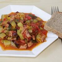 Leczo z cukinią, papryką i kiełbaską