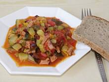 Fot. cini minis, Leczo z cukinią, papryką i kiełbaską