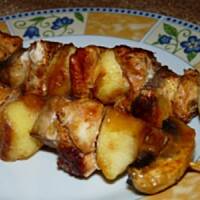 Szaszłyki drobiowe z jabłkiem i pieczarkami