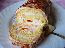 Fot. Mama - Różyczki, Rolada z bitą śmietaną  ananasem i galaretką