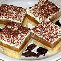 Szarlotka z bitą śmietaną i czekoladą