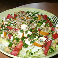 Sałatka z cieciorką i serkiem wędzonym