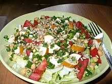 Fot. Merlin168, Sałatka z cieciorką i serkiem wędzonym