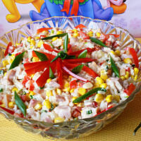 Sałatka z wędzonym indykiem i nutką pikanterii