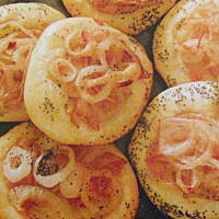 Drożdżowe cebularze z makiem