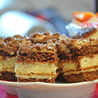 Przekładaniec orzechowo- miodowy z karmelem