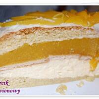 Torcik brzoskwioniowy z kremem budyniowym