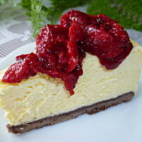 Sernik waniliowy z frużeliną wiśniową