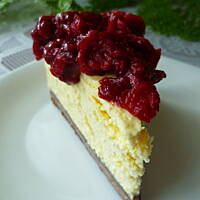 Sernik waniliowy z frużeliną wiśniową