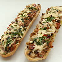 Zapiekanki z boczkiem i pieczarkami