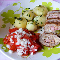 Roladki z mielonego mięsa z cebulą musztardą ogórkiem i boczkiem