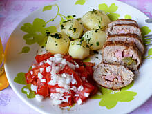 Fot. Mama - Różyczki, Roladki z mielonego mięsa z cebulą musztardą ogórkiem i boczkiem